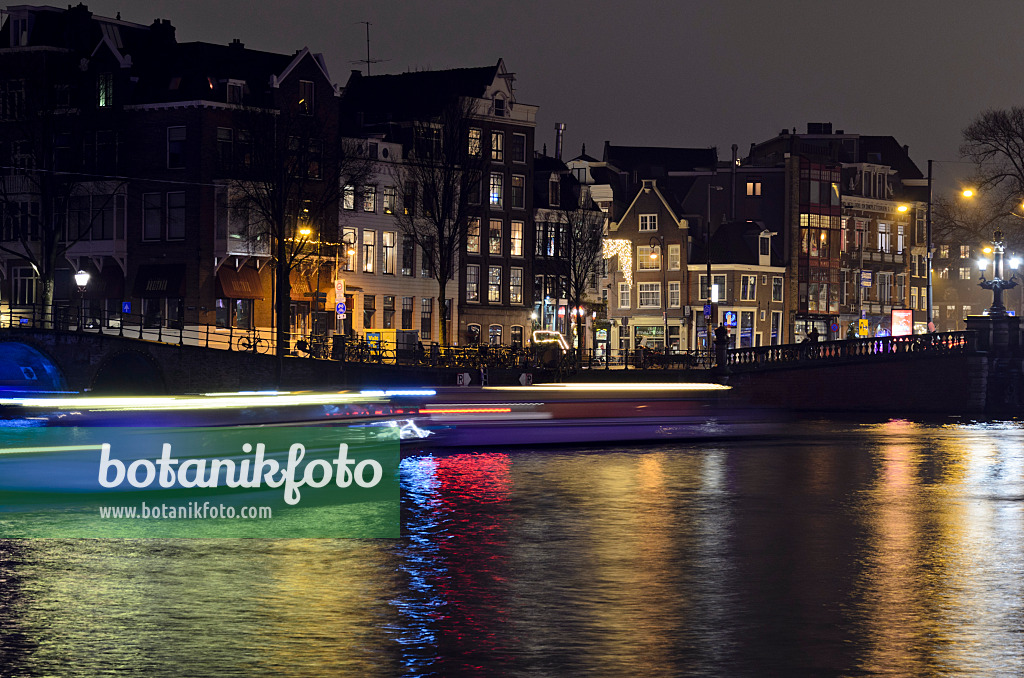 564010 - Light tracks of canal boats, Amsterdam, Netherlands