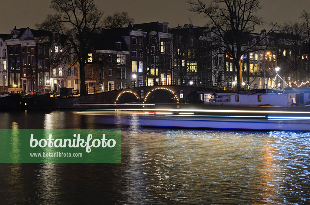 564011 - Light tracks of canal boats, Amsterdam, Netherlands