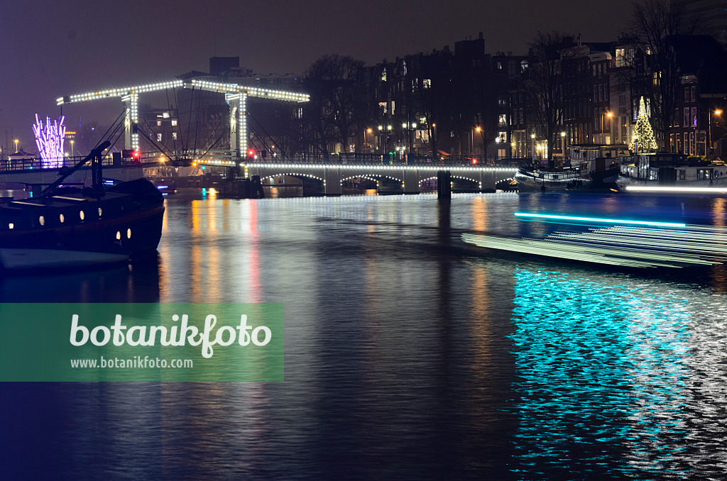 564012 - Light tracks of canal boats, Amsterdam, Netherlands