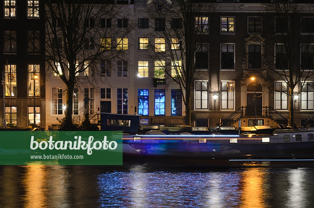 564013 - Light tracks of canal boats, Amsterdam, Netherlands
