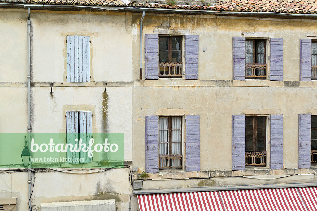557117 - Maisons d'habitation, Arles, France