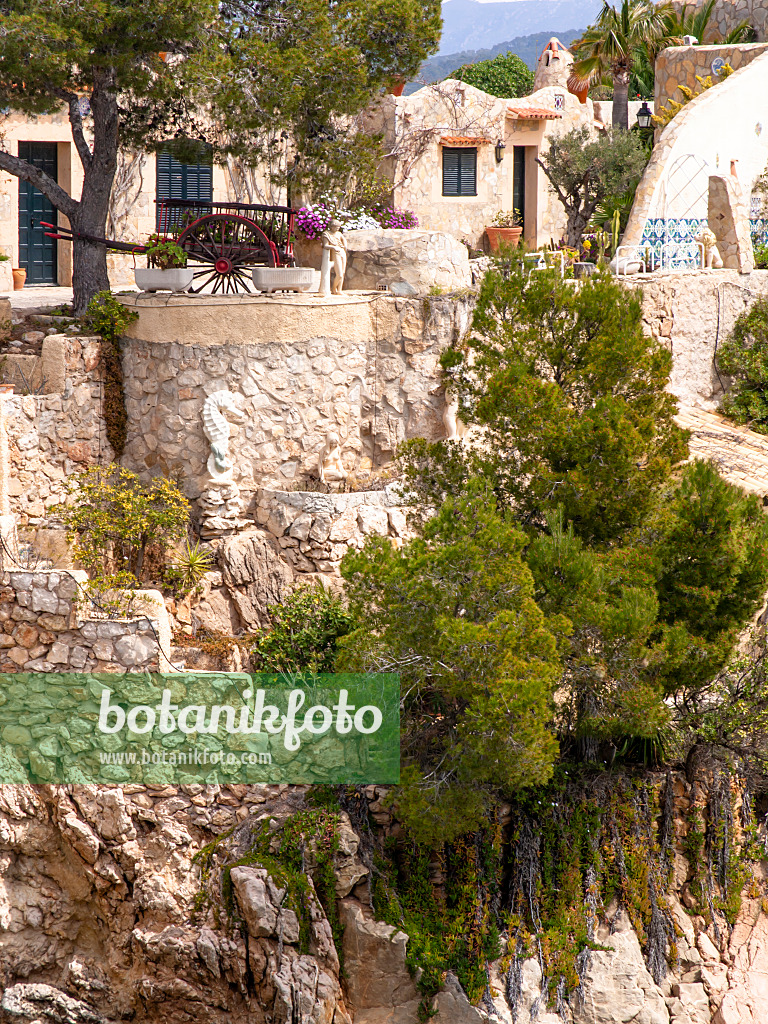 424060 - Mediterraner Garten mit terrassenförmigen Felssteinmauern und weißen Häusern, Mallorca, Spanien