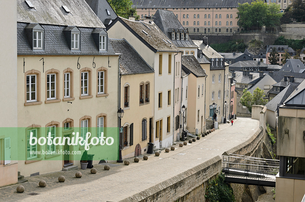560062 - Multi-storey 18th century houses with slate roofs, Rue de Trèves, Grund, Luxembourg