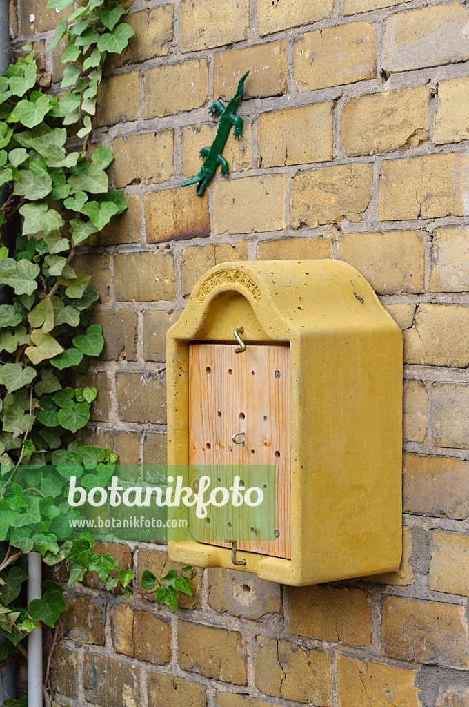 473253 - Nesting aid for insects on a wall