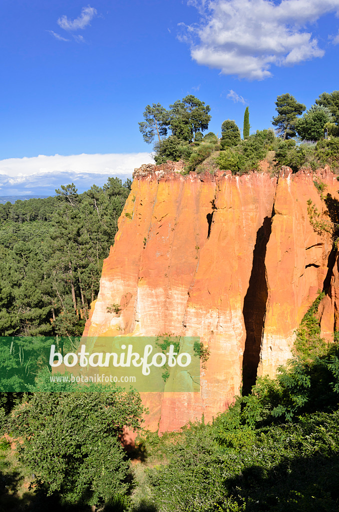 557181 - Ockerhaltige Abhänge, Roussillon, Provence, Frankreich