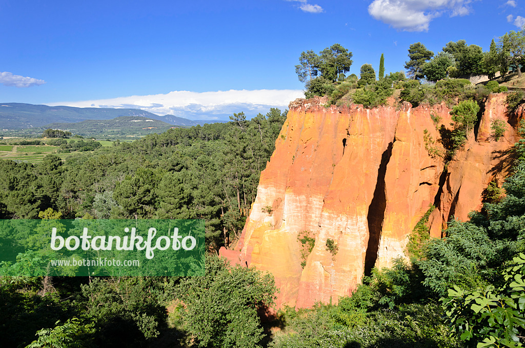 557182 - Ockerhaltige Abhänge, Roussillon, Provence, Frankreich
