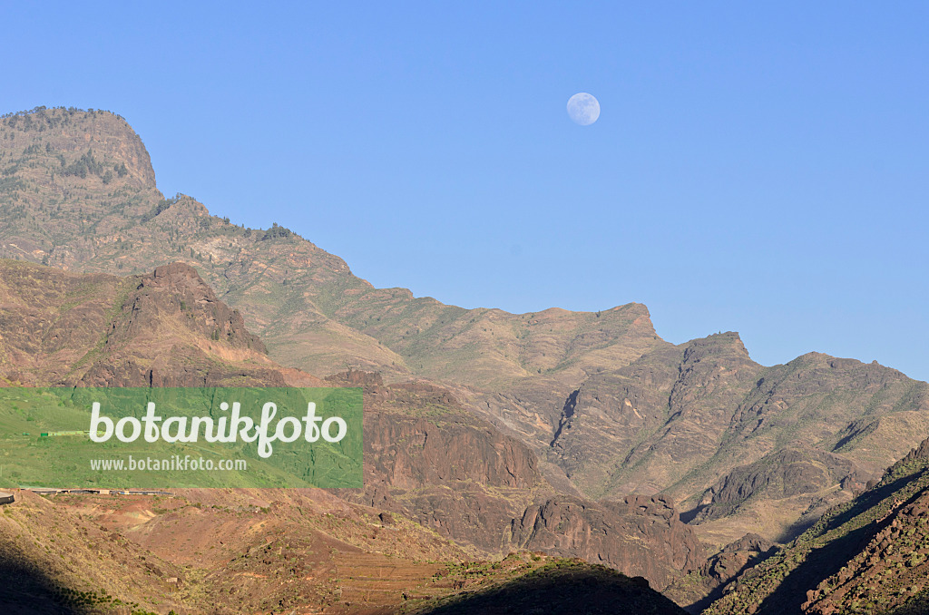 564087 - Paysage montagneux avec pleine lune, Gran Canaria, Espagne