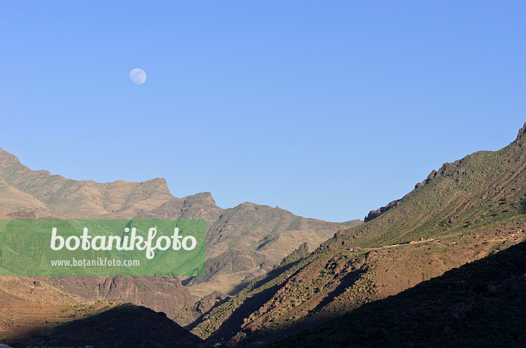564088 - Paysage montagneux avec pleine lune, Gran Canaria, Espagne