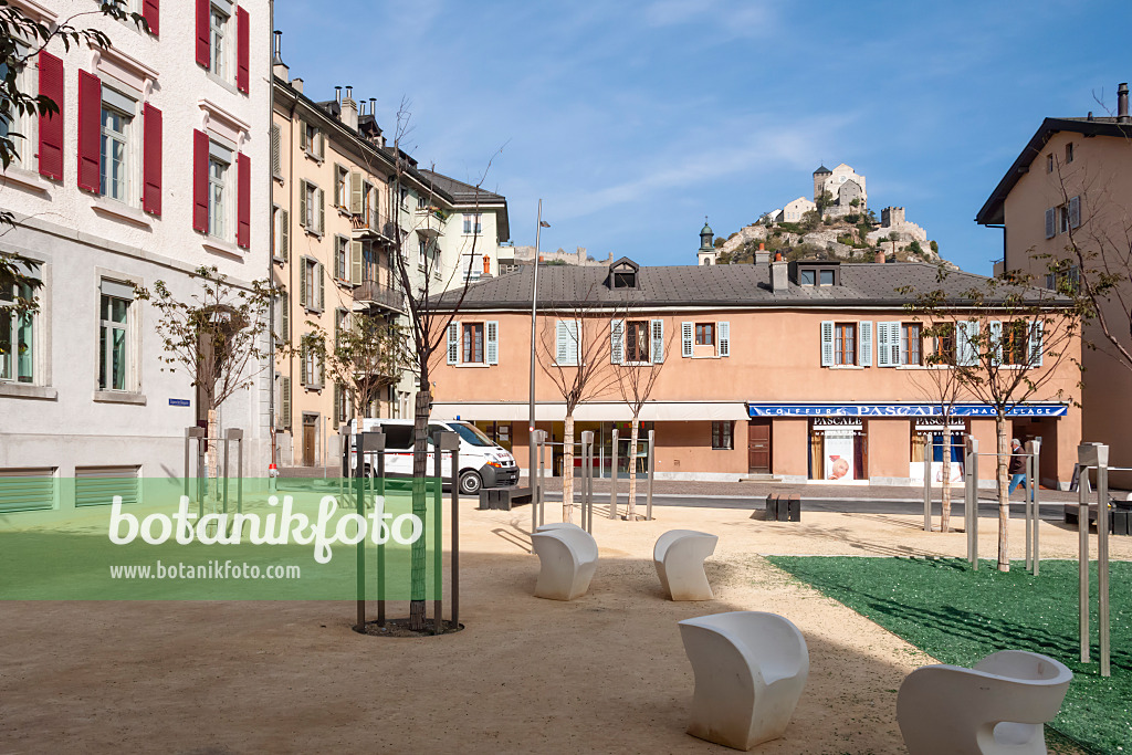 453116 - Platz an der Rue de la Dent Blanche mit Notre-Dame-de-Valère im Hintergrund, Sitten, Schweiz
