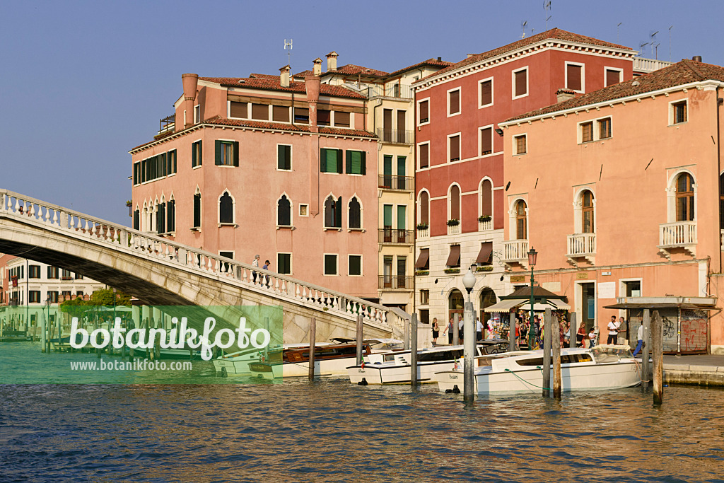 568063 - Ponte degli Scalzi and Palazzo Foscari Contarini, Venice, Italy