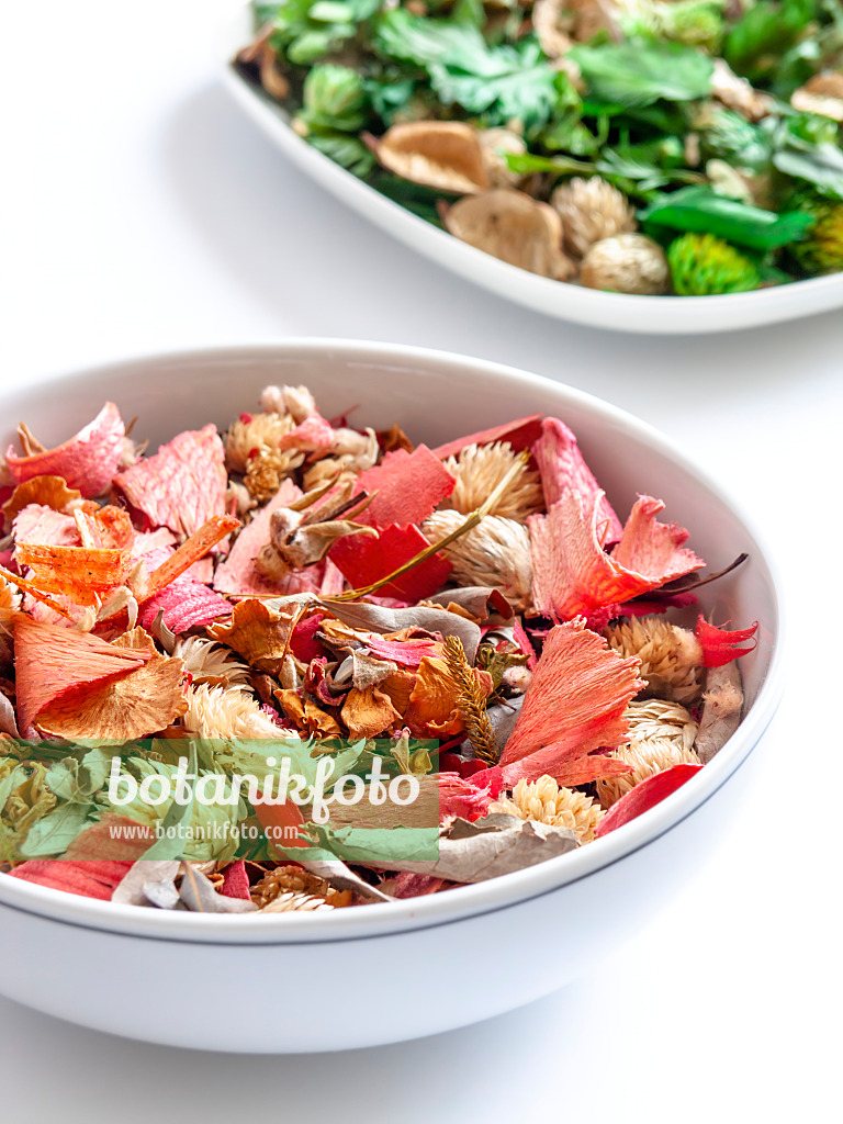 433003 - Pot-pourri avec feuilles et fleurs séchées