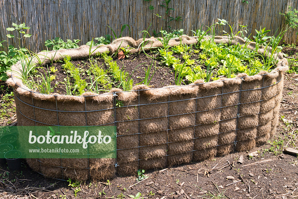 557046 - Potager surélevé auto-construit dans un jardin naturel