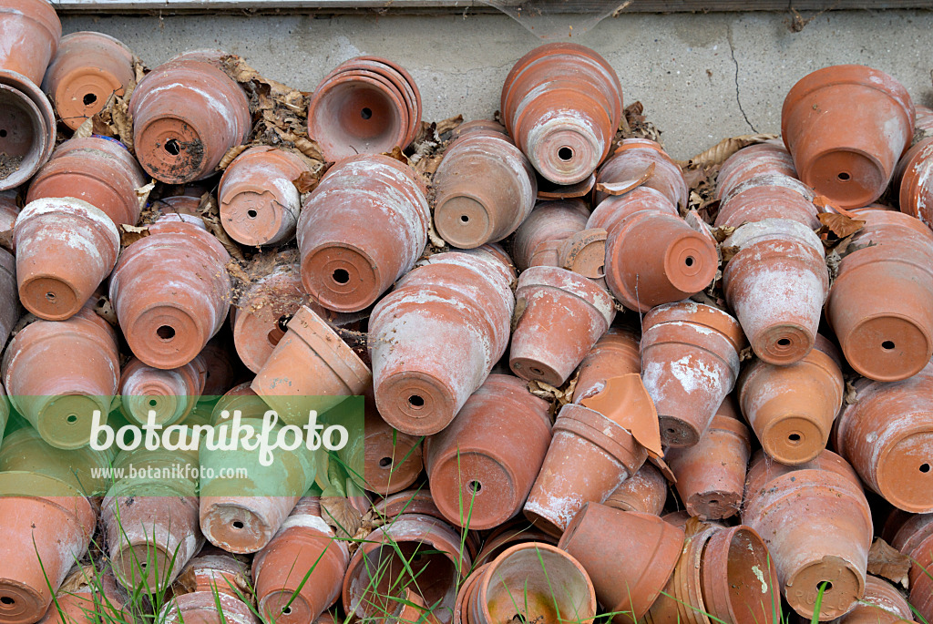 463075 - Pots de fleurs en argile empilés de façon irrégulière sur un mur
