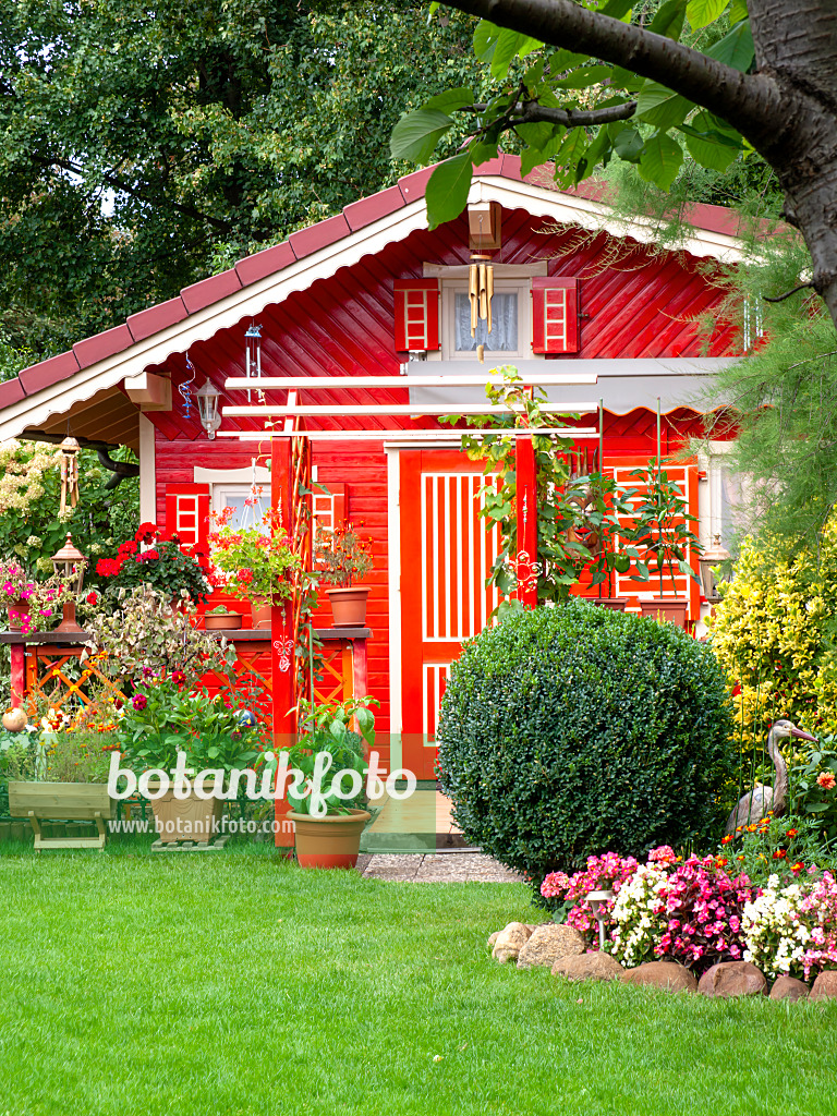476185 - Red garden house