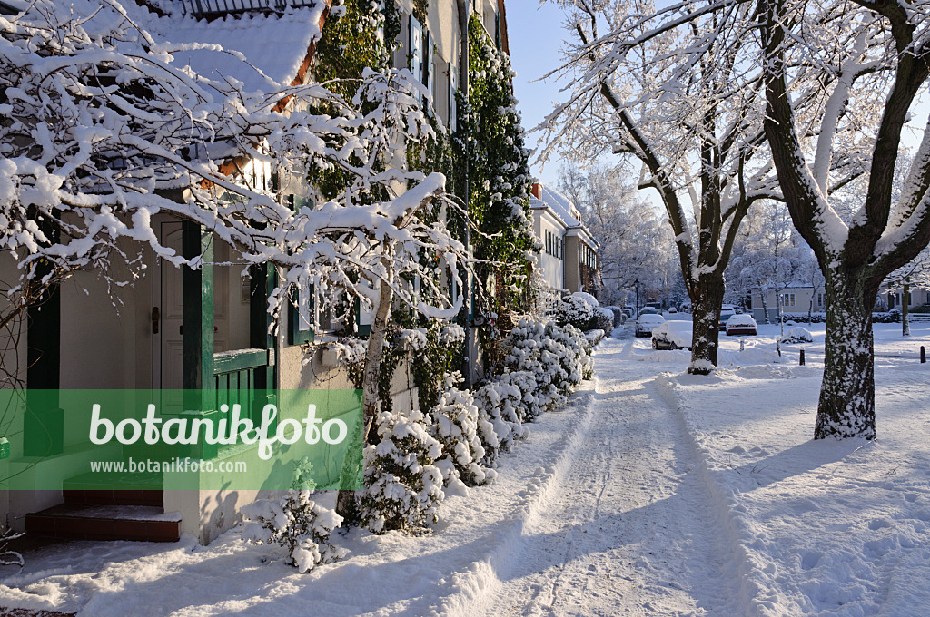 468001 - Residential area in winter, Berlin, Germany