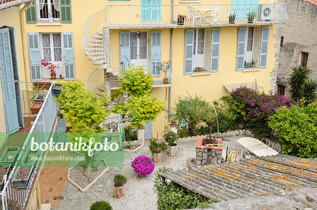 533109 - Residential building with backyard garden, Hyères, France