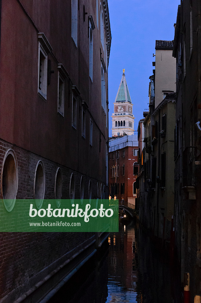 568112 - Rio de San Salvador und Markusturm, Venedig, Italien