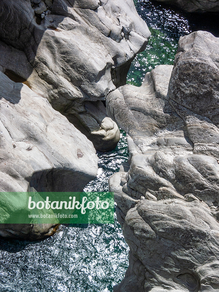 414150 - Rocky gorge of the Maggia in the Maggia Valley, Ponte Brolla, Switzerland