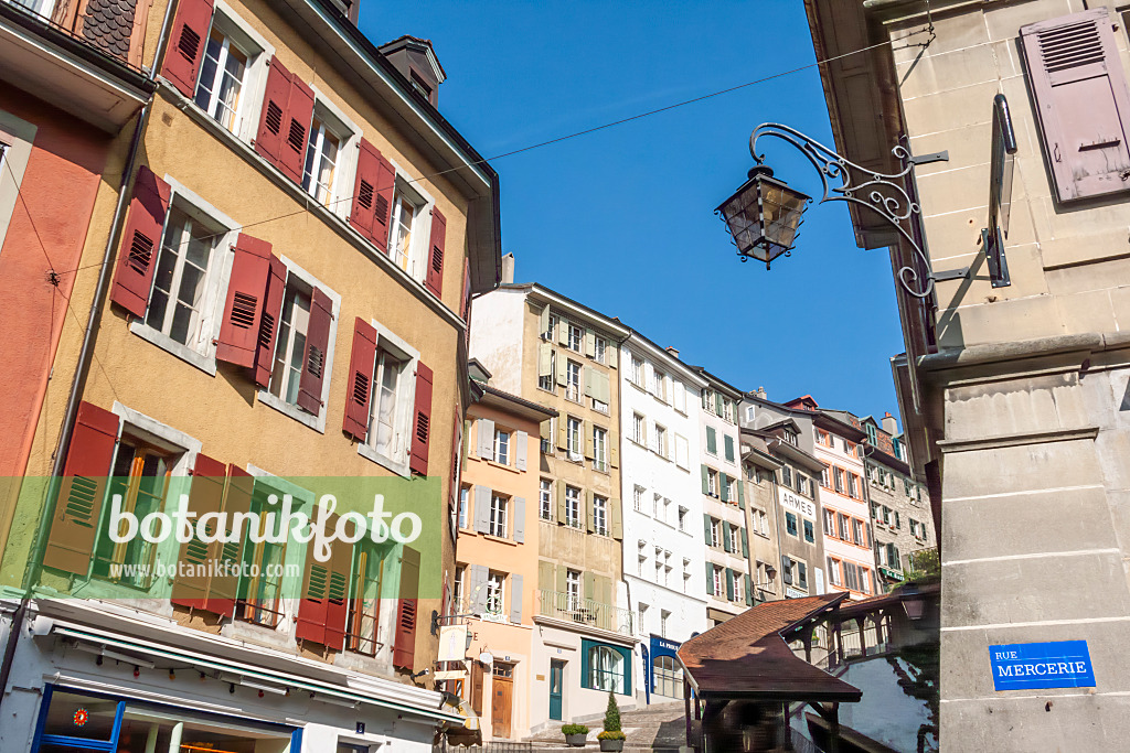453156 - Rote und beigefarbene Fensterläden an alten Häusern an einer aufsteigenden Straße in der Altstadt, Lausanne, Schweiz