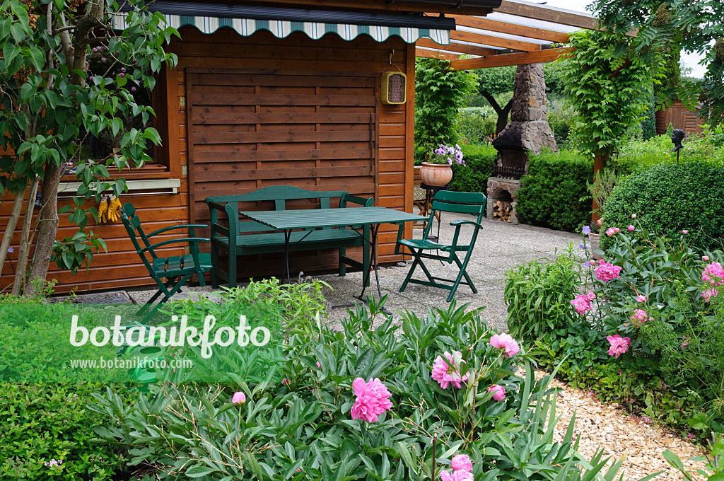 473114 - Salon de jardin devant une maison en bois