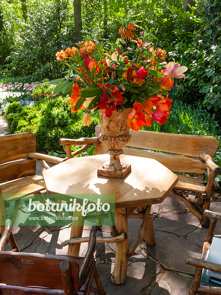 401014 - Seating area with flower bouquet