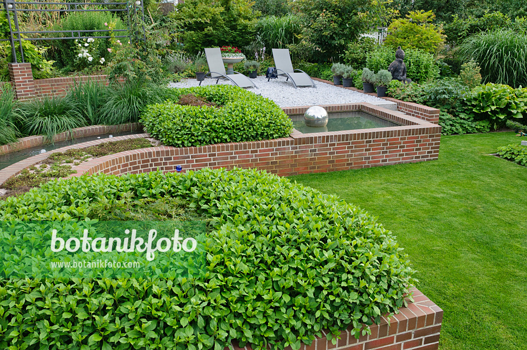 474074 - Semicircular plateau with water basin and deck chairs