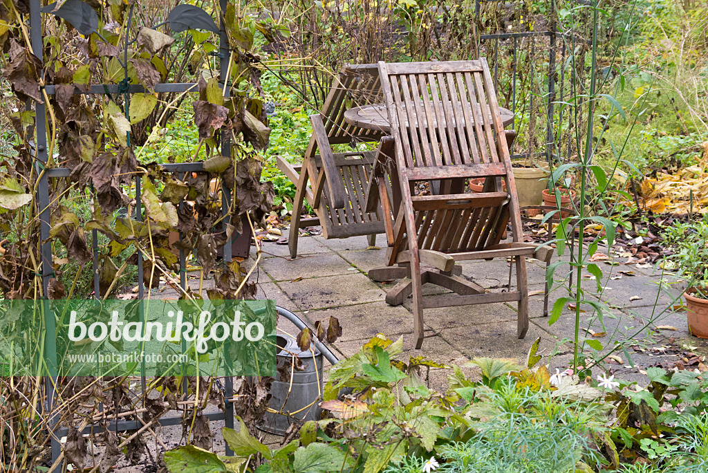 576022 - Sitzplatz in einem herbstlichen Garten