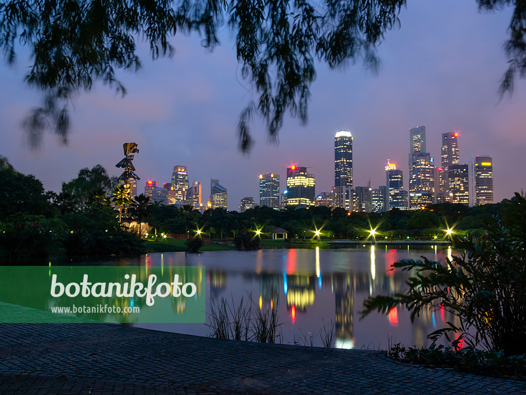 411163 - Skyline, Marina City Park, Singapore