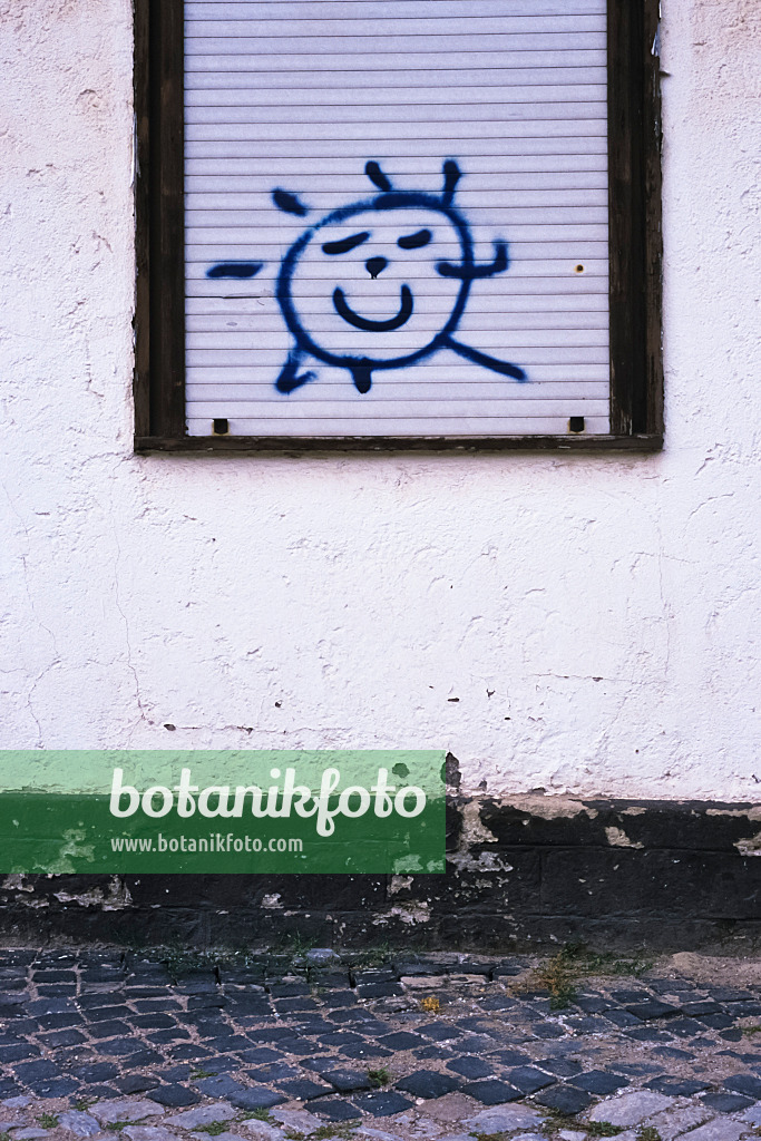 381069 - Smiley on a grey wall, Erfurt, Germany