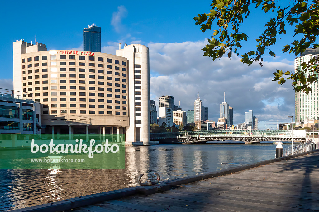 455228 - Sunny atmosphere at the Yarra River with skyline, Melbourne, Australia