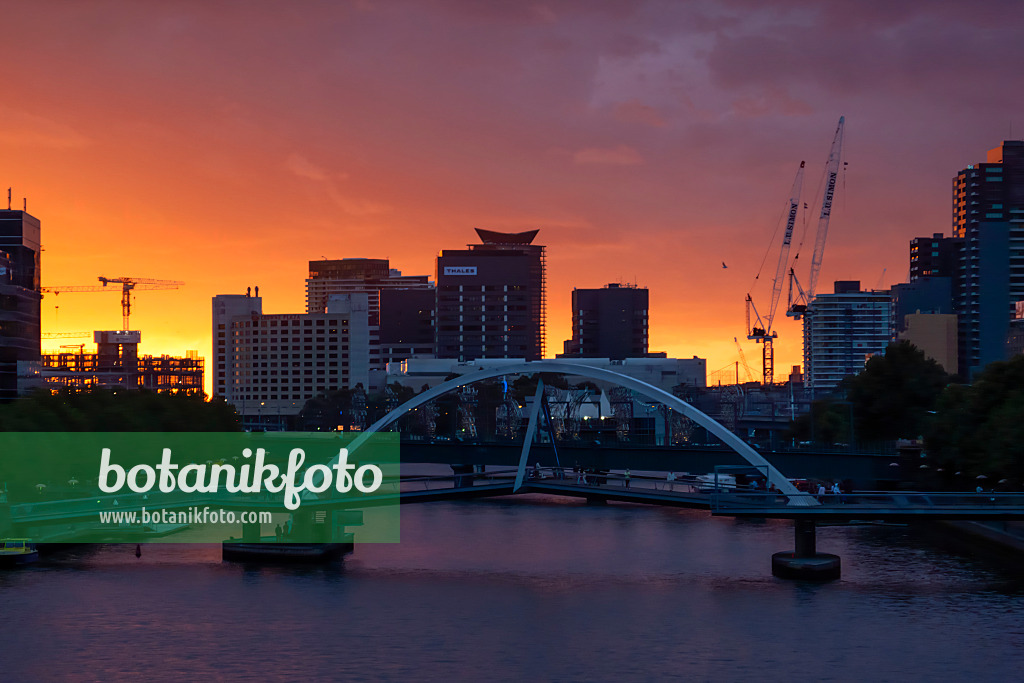 455137 - Sunset over the Yarra River with the skyline of Melbourne, Australia