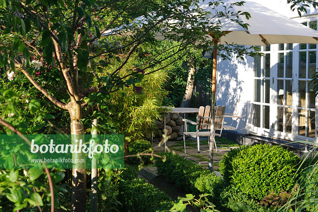 475269 - Terrace with sunshade, table and two chairs