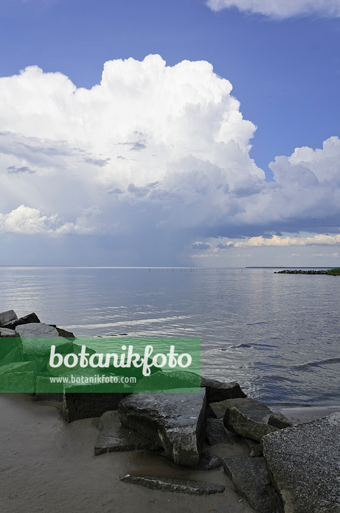 571004 - Thundery clouds and breakwater at Stettiner Haff, Germany