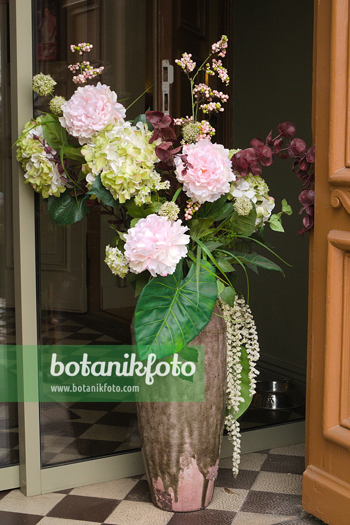 672027 - Vase with flower arrangement