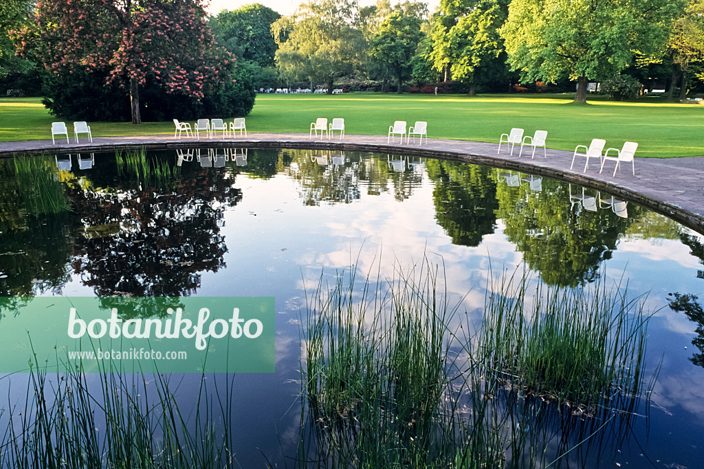 390112 - Wassergarten mit sich spiegelndem Wasserrondell und weißen Ruhestühlen, Stadtpark, Hannover, Deutschland