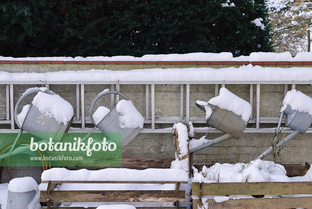 483015 - Watering cans in winter