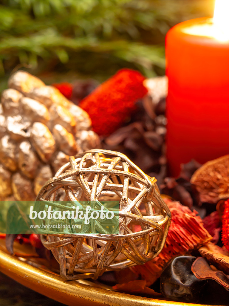 444053 - Weihnachtsdekoration mit Potpourri aus getrockneten Pflanzenteilen