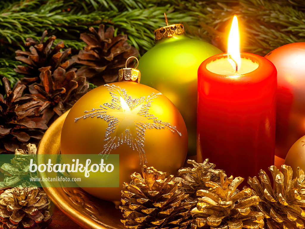 444049 - Weihnachtsdekoration mit Weihnachtsbaumkugeln