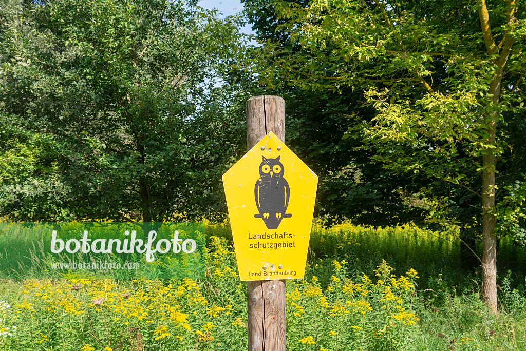 625083 - Wooden posts with signpost 'Landschaftsschutzgebiet' and owl