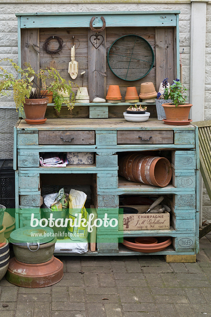 570009 - Work table made of wooden pallets