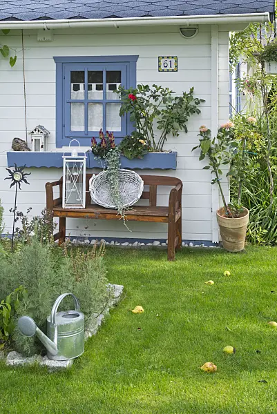 548133 - Abri de jardin blanc avec de décoration de jardin
