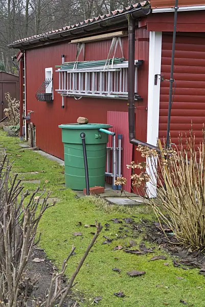 540005 - Abri de jardin rouge avec une cuve à eau et une échelle