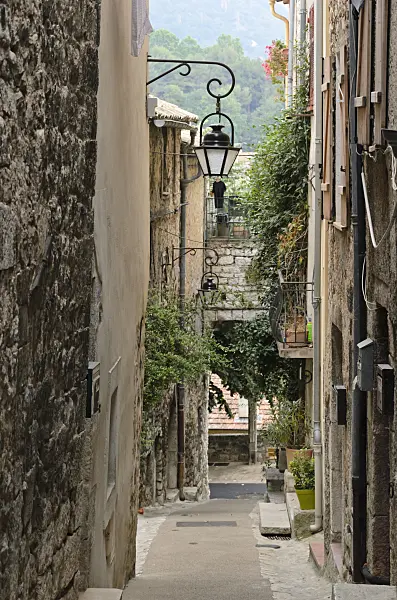 569079 - Alley in the old town, Vence, France