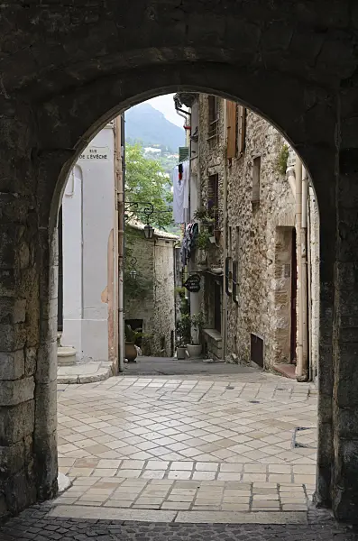 569093 - Alley in the old town, Vence, France