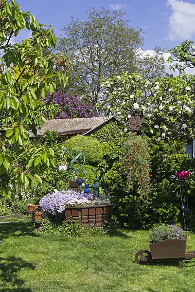 556109 - Allotment garden with sundial and beam pump