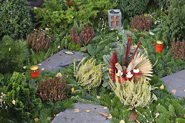 466069 - Autumnal grave decoration