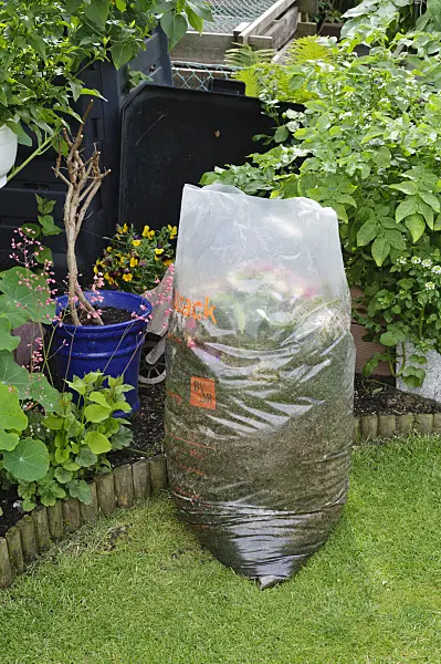 473195 - Bag with garden debris