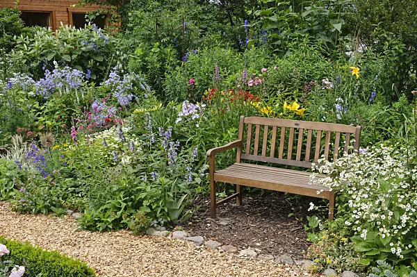474094 - Banc dans un jardin de plantes vivaces