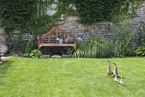 535241 - Banc de jardin devant un mur en brique