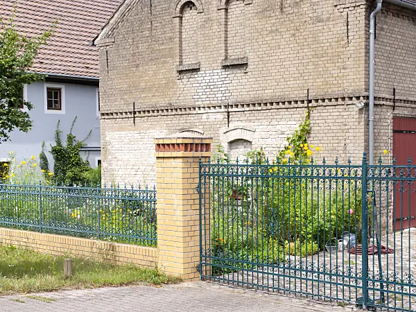 474284 - Barn with blue garden fence